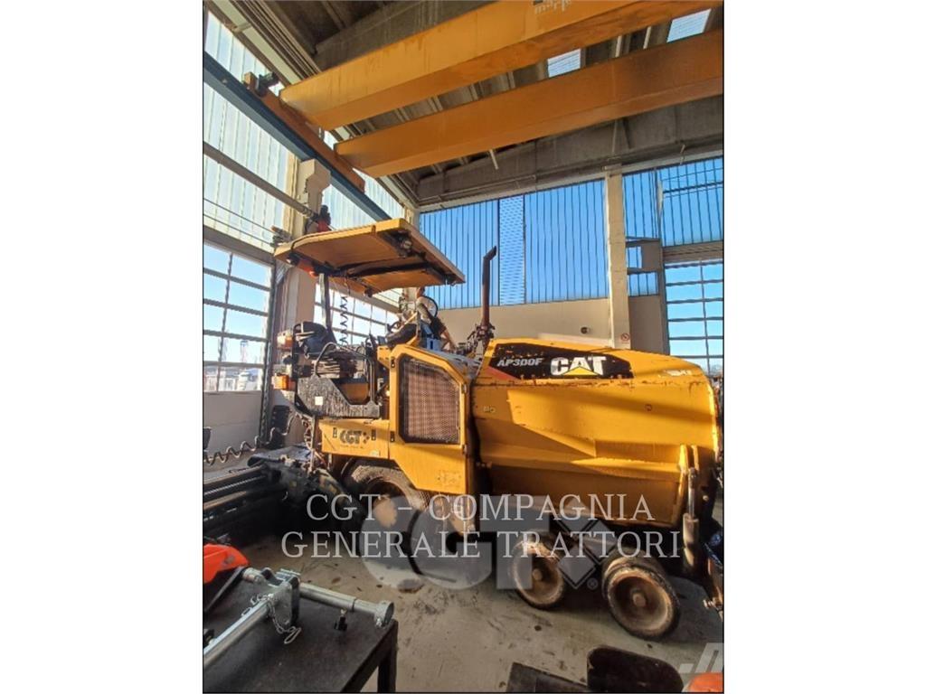 CAT AP300F Asfaltutleggere