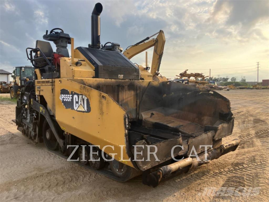 CAT AP555F Asfaltutleggere