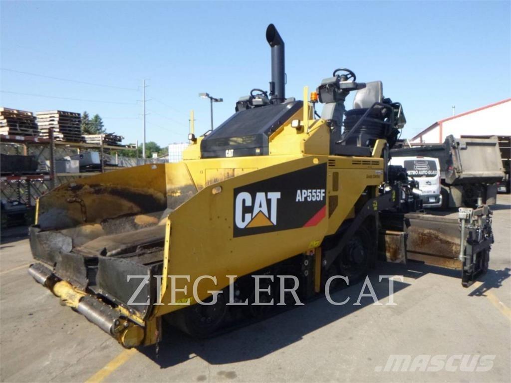 CAT AP555F Asfaltutleggere