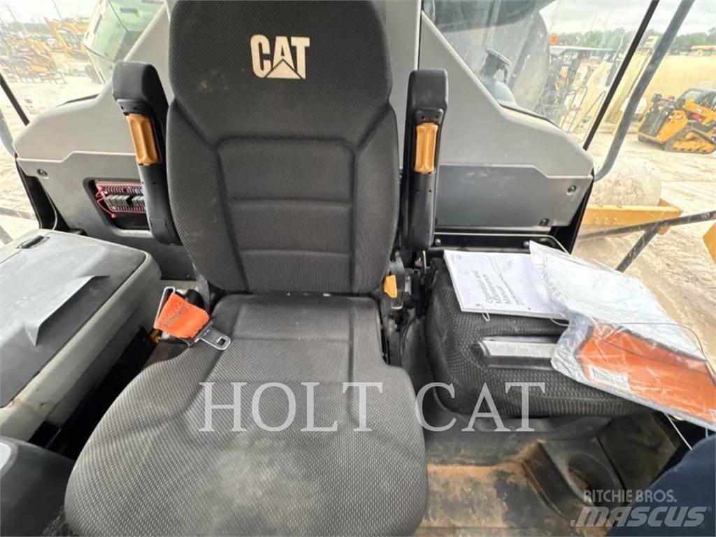 CAT W00 740GC Tankbiler