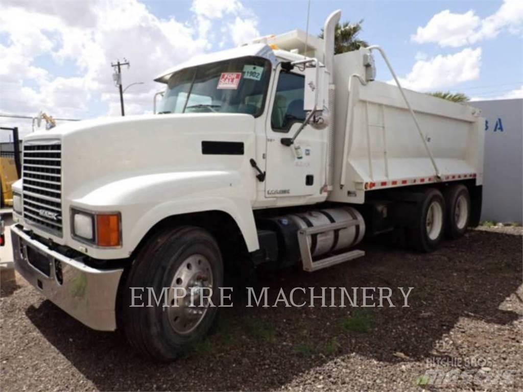 Mack CHU613 Tankbiler