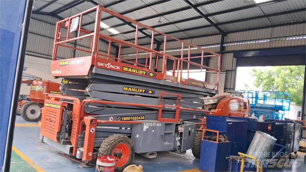 SkyJack 9250RT Sakselifter