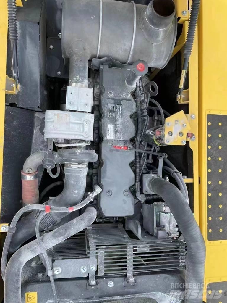 Komatsu PC220-8 Beltegraver