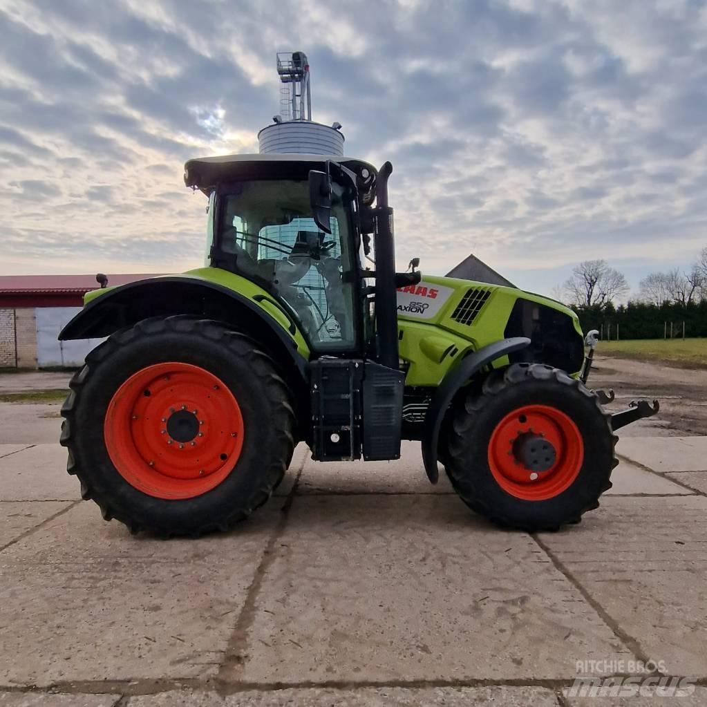 CLAAS Axion 850 Traktorer