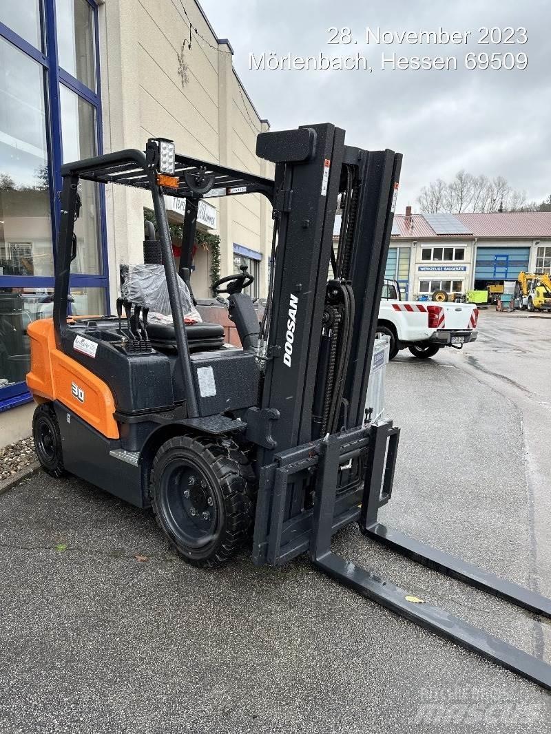 Doosan D30NXS Diesel Trucker