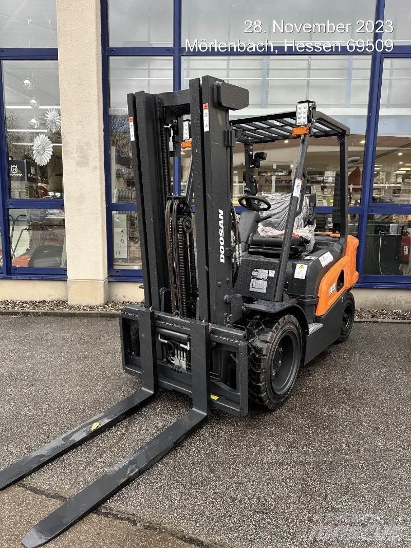 Doosan D30NXS Diesel Trucker