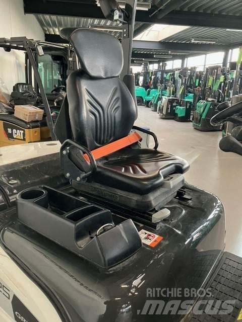 Mitsubishi FD25N3 Diesel Trucker