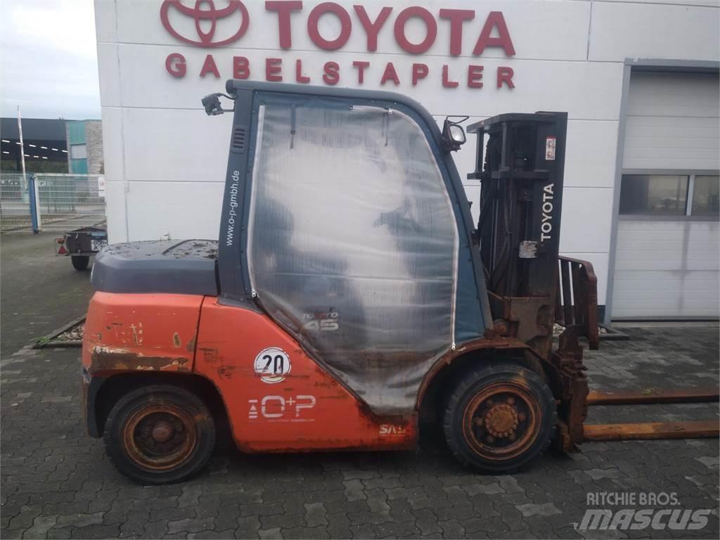 Toyota 40-8FD40N Diesel Trucker