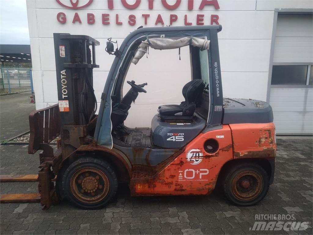 Toyota 40-8FD40N Diesel Trucker