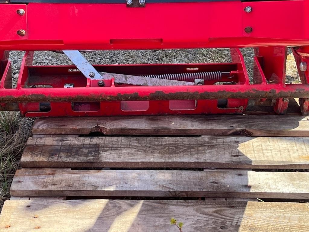 Massey Ferguson 945 Frontlastere og graveredskap