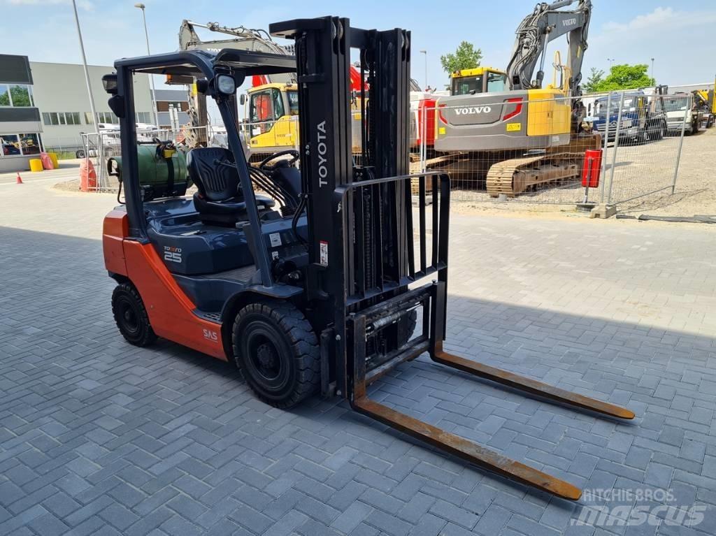 Toyota 02-8 FG F 25 Propan trucker