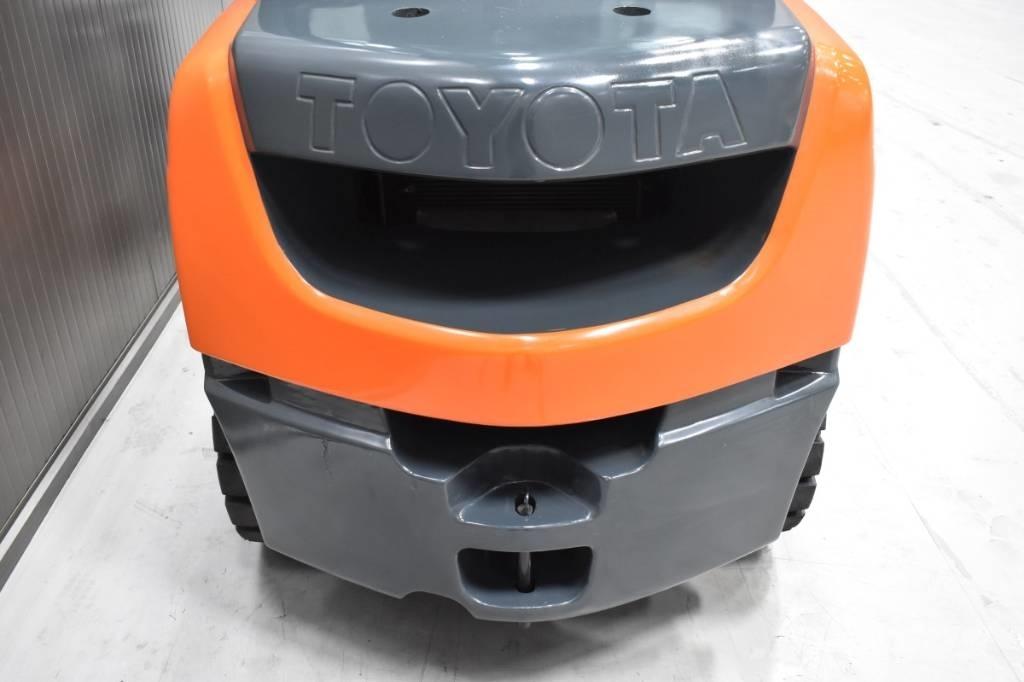 Toyota 02-8FDF30 Diesel Trucker