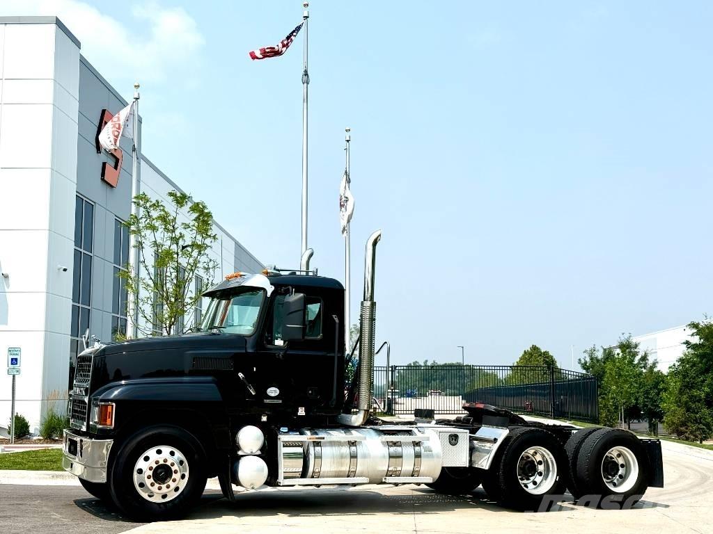 Mack Pinnacle Trekkvogner