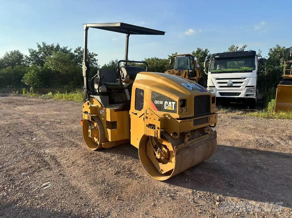 CAT CB 24 B Tandem Valser