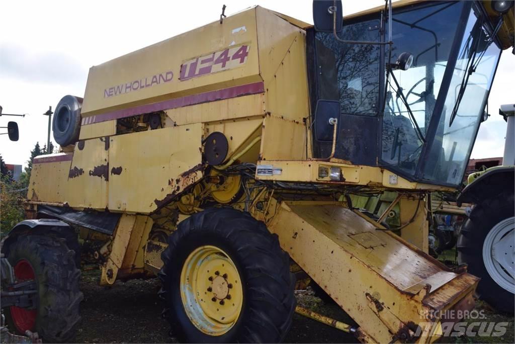 New Holland TF 44 Skurtreskere