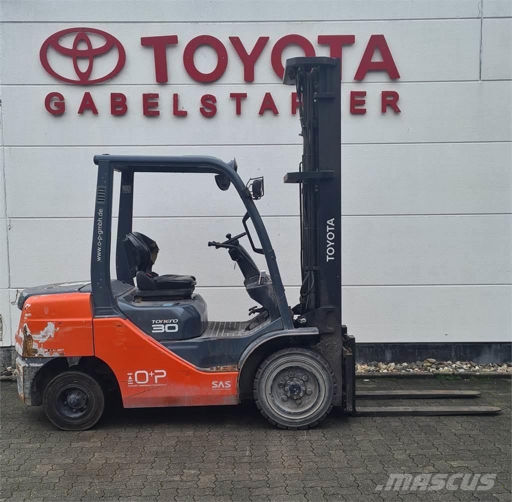 Toyota 02-8FDF30 Diesel Trucker