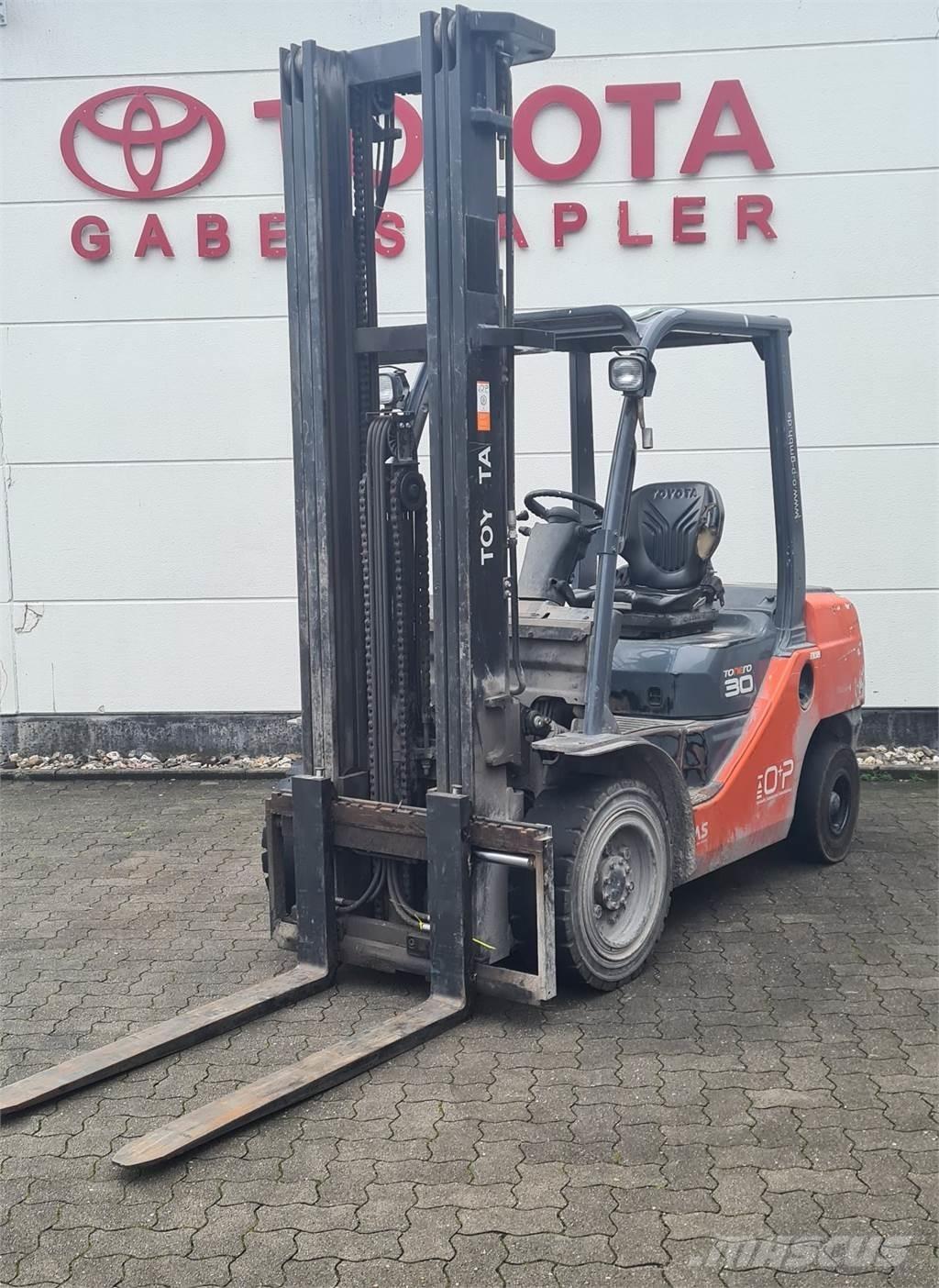 Toyota 02-8FDF30 Diesel Trucker