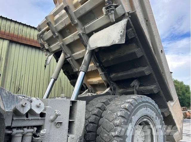 Komatsu HD605-7 Tipptrucker