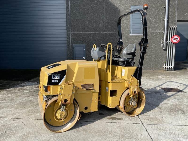 CAT CB 24 Tandem Valser