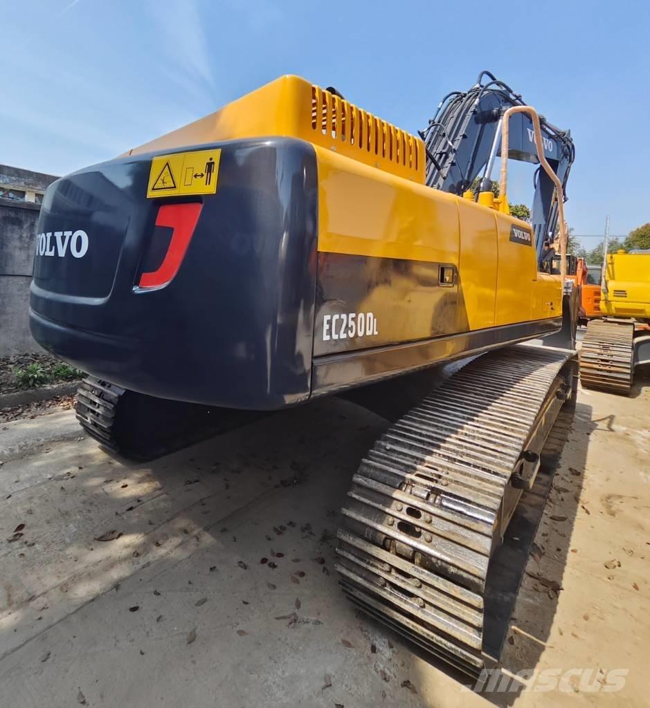 Volvo EC 250 D L Beltegraver