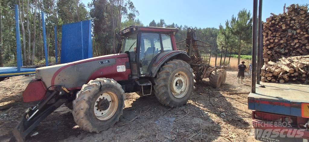 Valtra T 161 Traktor med skogsutstyr