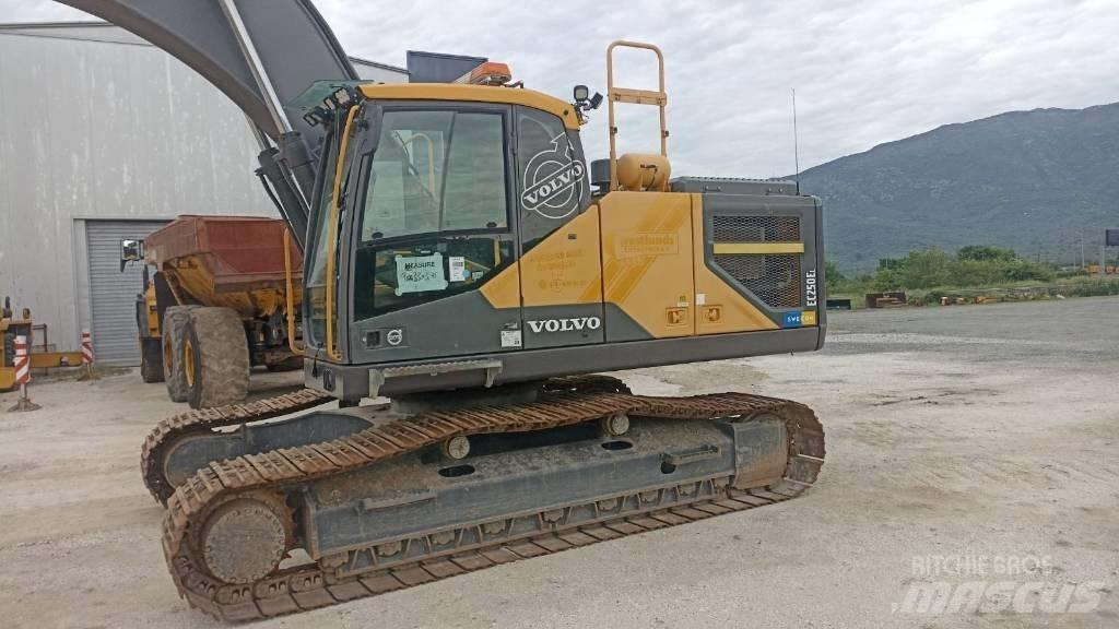 Volvo EC 250 EL Beltegraver