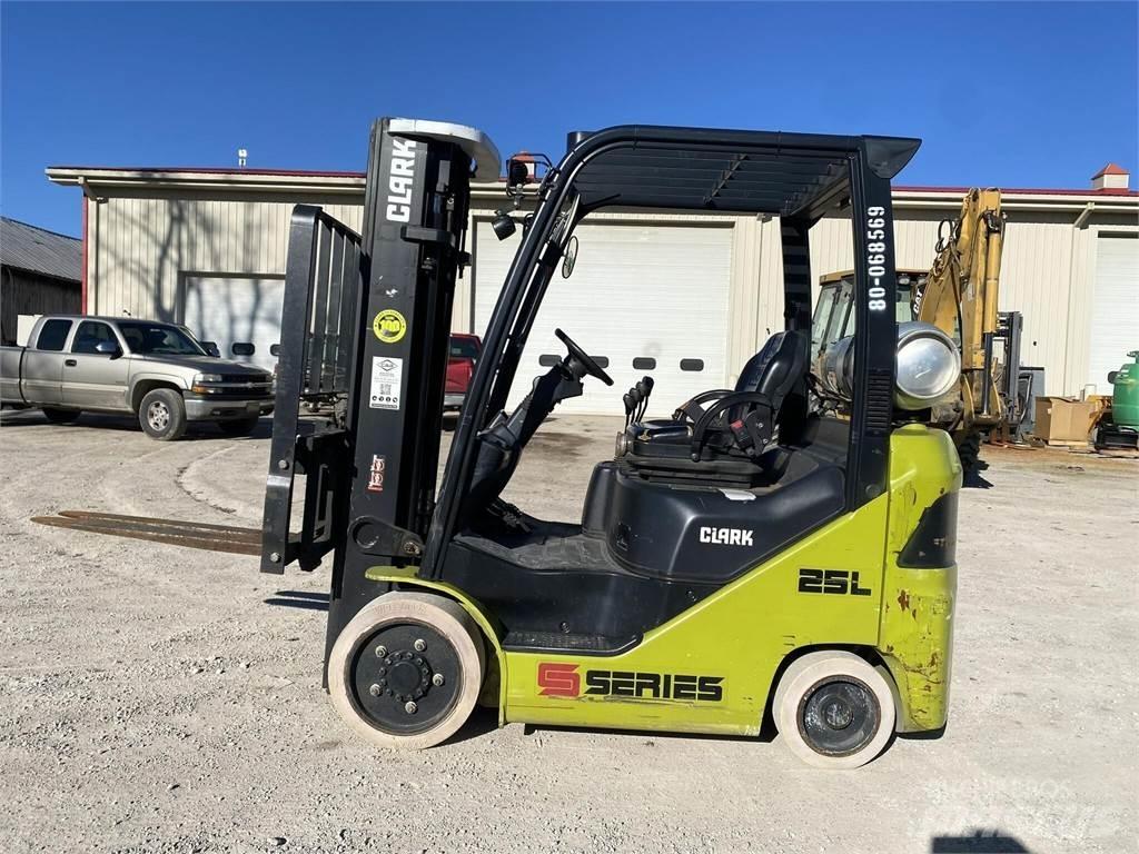 Clark S25CL Gaffeltrucker - Annet