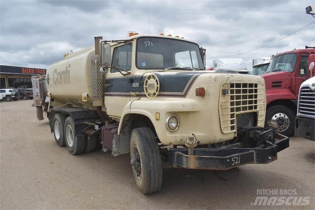 Ford L8000 Tankbiler