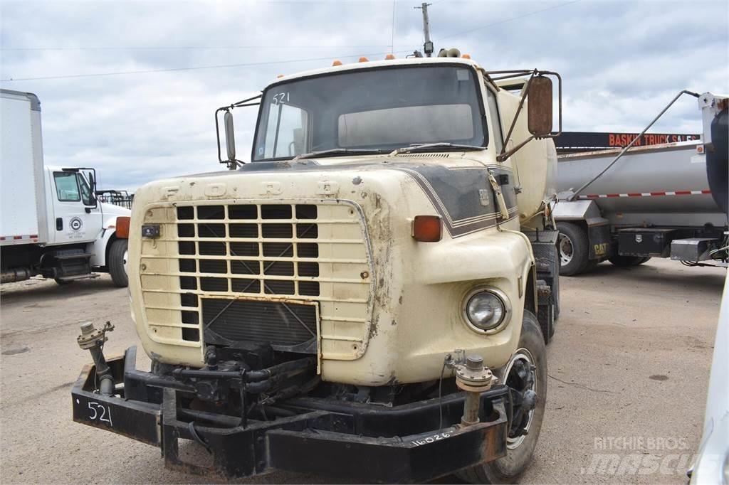 Ford L8000 Tankbiler