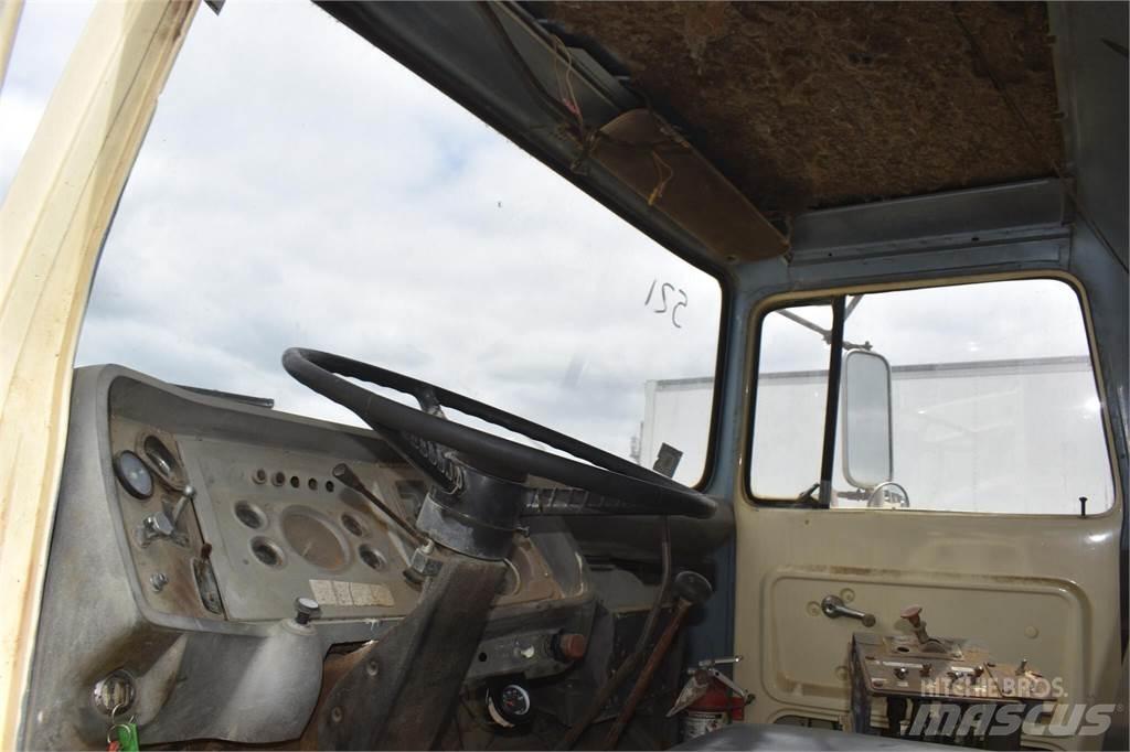 Ford L8000 Tankbiler