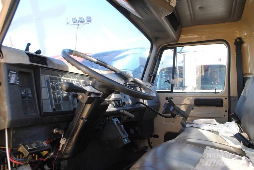 International 4700 Kranbil