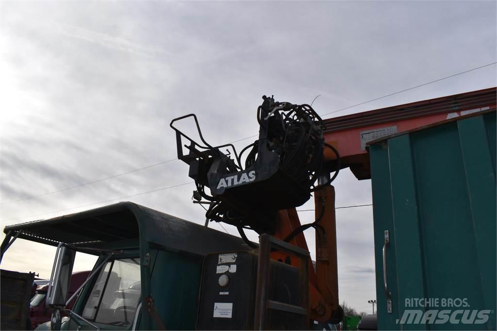 International 4700 Kranbil