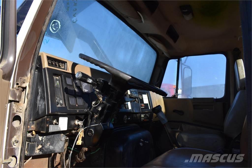 International 8200 Kranbil