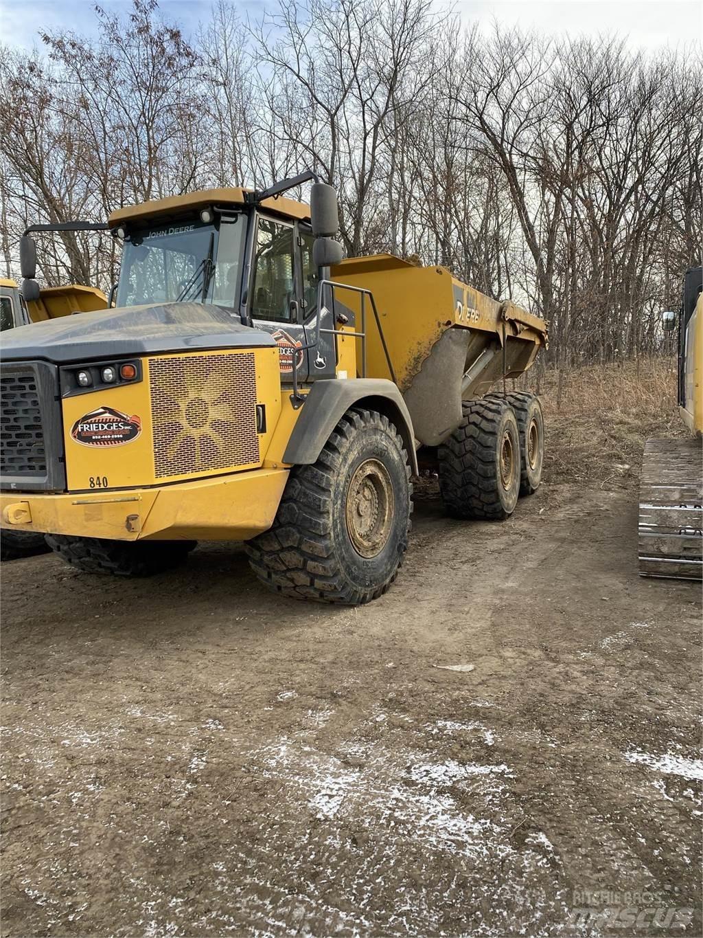 John Deere 410E Rammestyrte Dumpere
