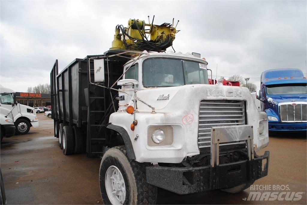 Mack DM690S Kranbil