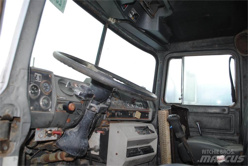 Mack DM690S Kranbil