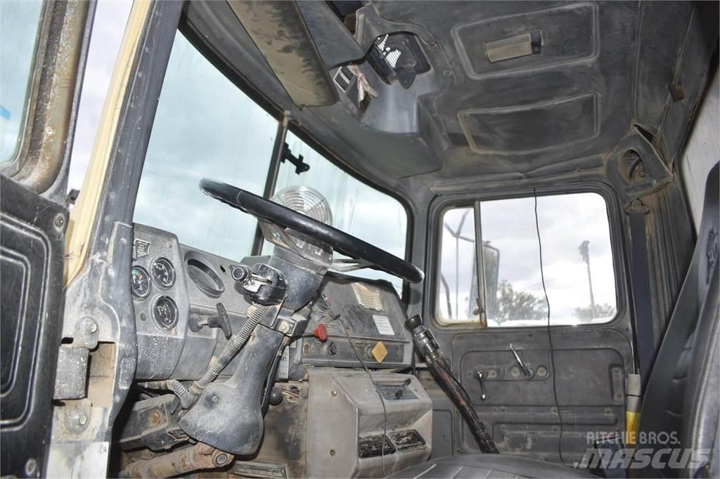 Mack DM690S Tippbil