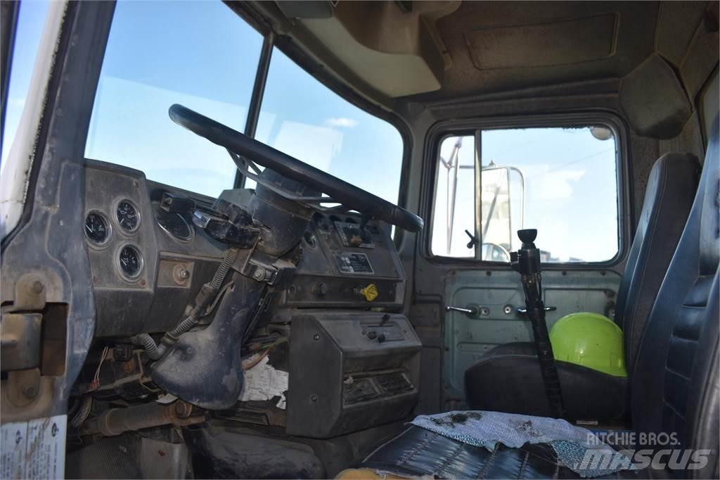 Mack DM690S Tippbil