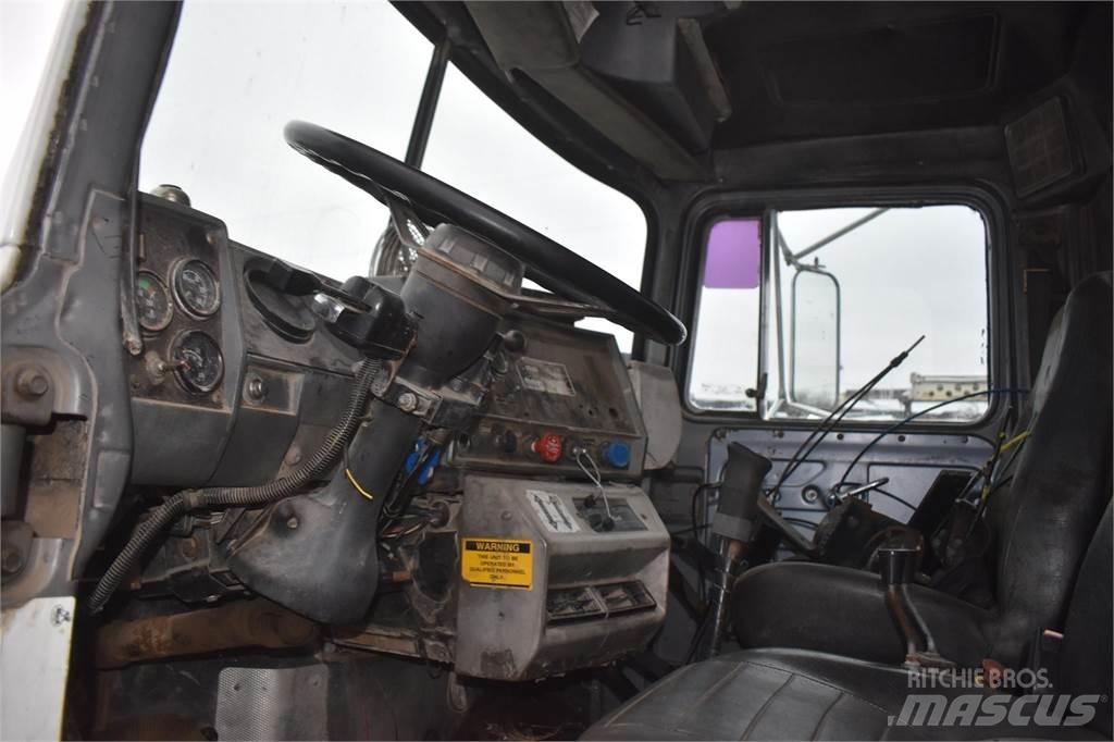 Mack RD688S Kranbil