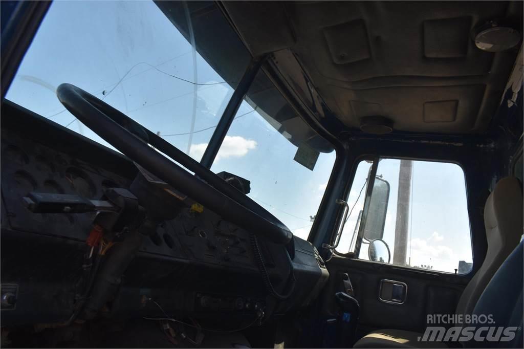 Volvo WG64T Tippbil