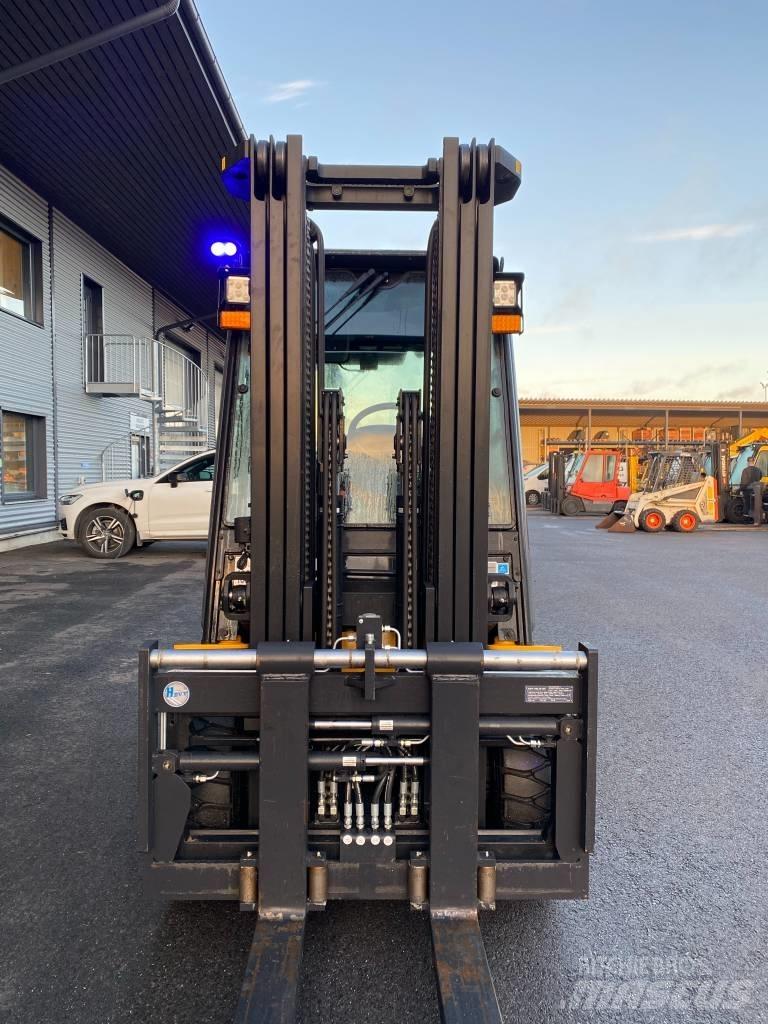 Hyundai 35DA-9 Diesel Trucker