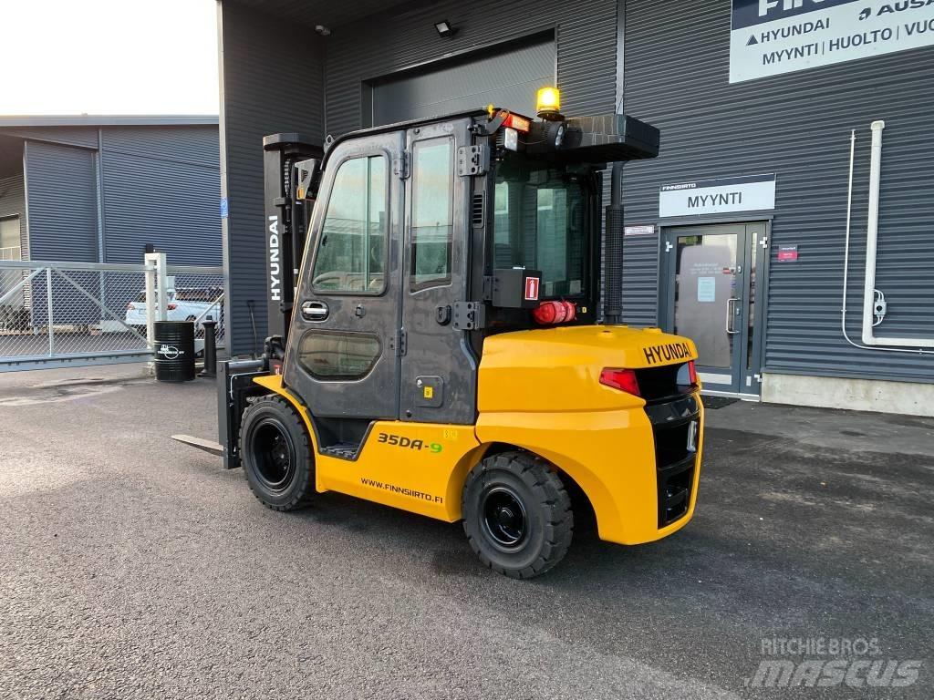 Hyundai 35DA-9 Diesel Trucker