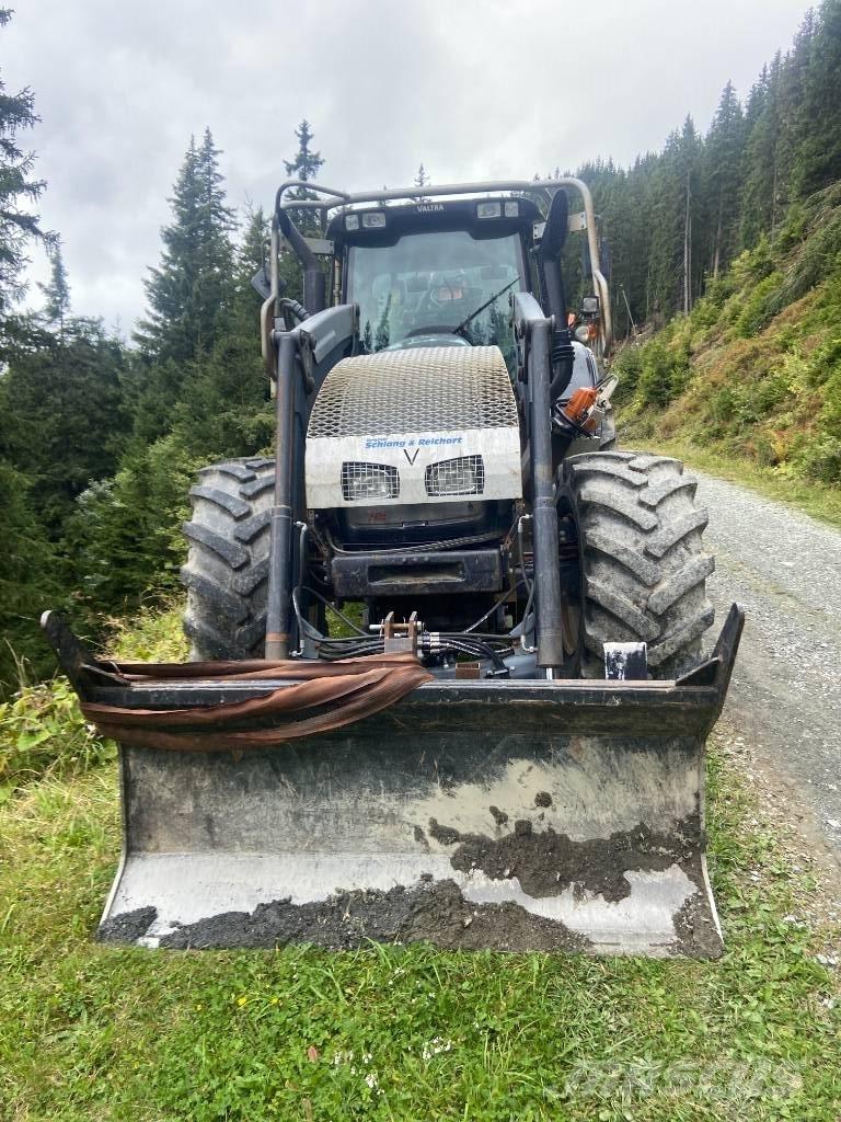 Valtra T 162 Traktor med skogsutstyr