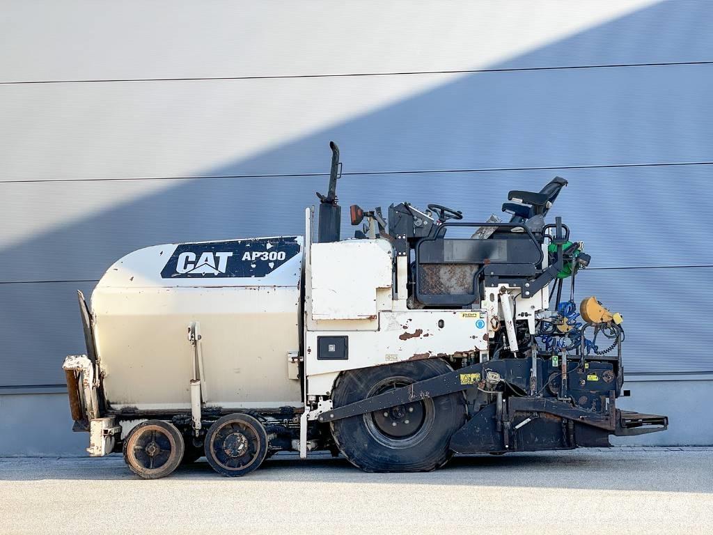 CAT AP300 Asfaltutleggere