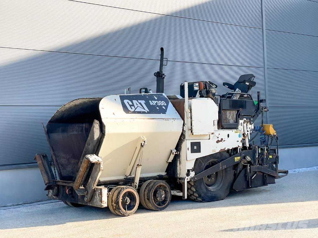 CAT AP300 Asfaltutleggere