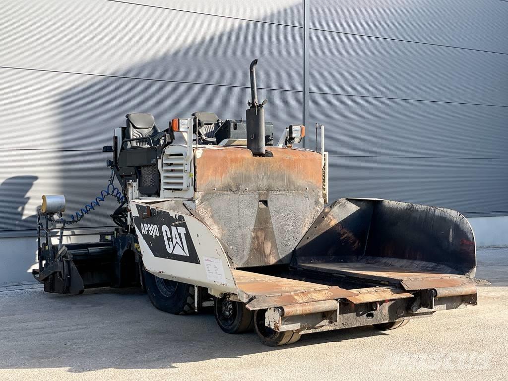 CAT AP300 Asfaltutleggere
