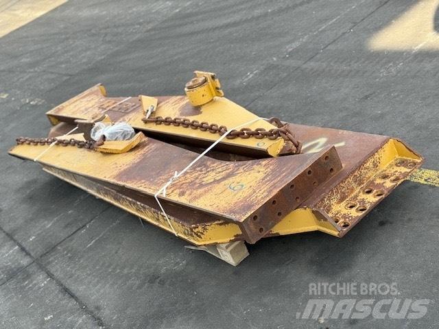 CAT 735 TAIL GATE Rammestyrte Dumpere