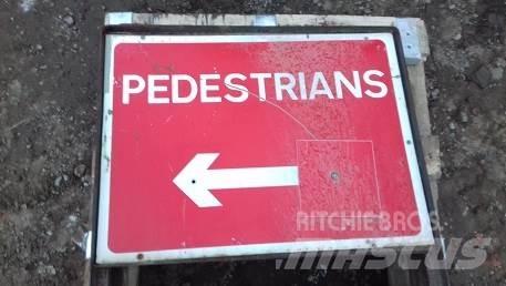  VARIOUS ROAD SIGNS Anlegg - Annet