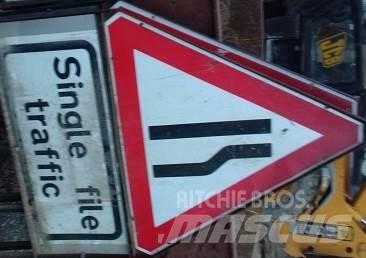  VARIOUS ROAD SIGNS Anlegg - Annet