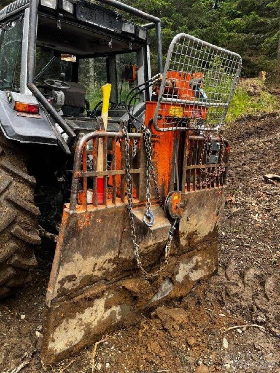 Valtra 6550 Traktor med skogsutstyr